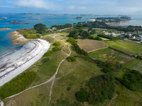 une vue aérienne d'une plage et de l'océan dans l'établissement Camping Paradis La Pointe de Roscoff, à Roscoff