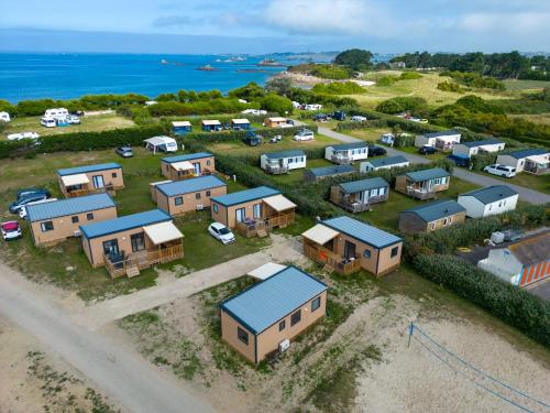 Vue aérienne d'un groupe de maisons dans l'établissement Camping Paradis La Pointe de Roscoff, à Roscoff