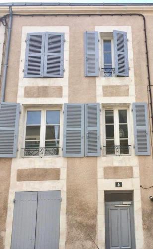 un bâtiment avec volets bleus dans l'établissement Chaleureux Studio - Centre Ville Poitiers, à Poitiers