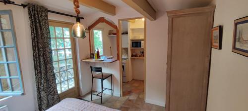 Cette chambre comprend une cuisine avec un comptoir et des fenêtres. dans l'établissement Cabanon St Joseph, 2 personnes, à Boulbon