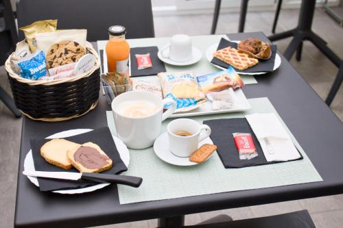 un tavolo ricoperto di piatti di cibo e tazze di caffè di Napoli Vitale Apartments a Napoli