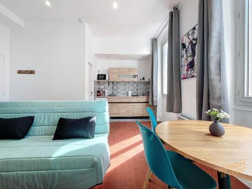 - un salon avec un canapé bleu et une table en bois dans l'établissement Appartement Lumineux - Cours Julien - Les Frères de la Loc', à Marseille