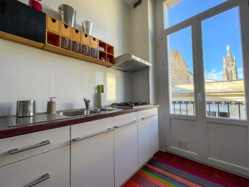 une cuisine avec un évier et une grande fenêtre dans l'établissement EasyLodge - Le duplex 70m2 Pey Berland, à Bordeaux