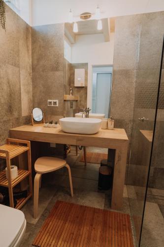 a bathroom with a sink and a shower at Ulinia Zacisze Dom do 10 os Dębowe Zacisze i Koral lub Horyzont i Bryza in Ulinia