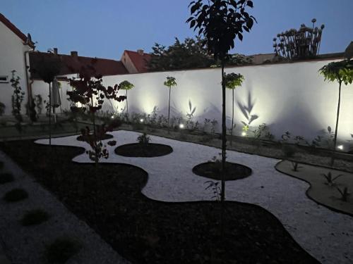 Taman di luar GOLDEN Residence
