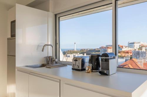 ビアリッツにあるDuplex Panoramique avec vue sur l'océan et Jaccuziのキッチン(カウンター、トースター、窓付)