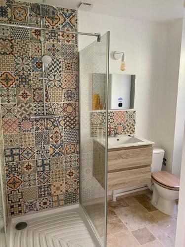 une salle de bain avec une douche avec des toilettes et un lavabo dans l'établissement House Fisherman, à Yport