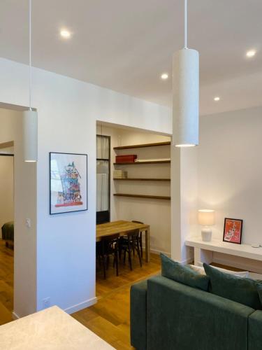 un salon avec un canapé et une table dans l'établissement 'Lazare' T3 Climatisé, Centre-ville, Wifi, à Sète