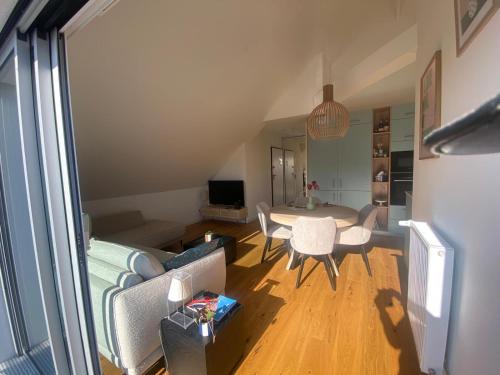 圣马洛Superbe Apt Saint-Malo With View的带沙发和桌子的客厅