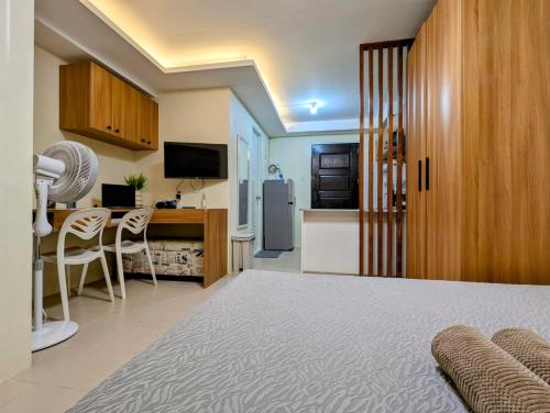 Lapu Lapu CityにあるKing Bed, Big Kitchen, Fast WiFi, Near Airportのベッドルーム1室(ベッド1台付)、キッチン(冷蔵庫付)