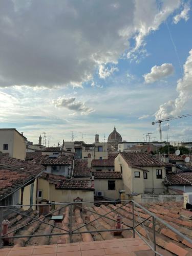 - Vistas a una ciudad con tejados en For the Love of Florence, en Florencia