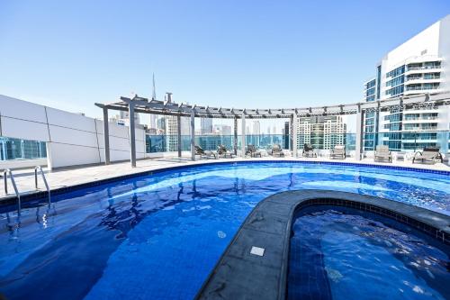 - une grande piscine au sommet d'un bâtiment dans l'établissement Luxury 1BR Near Burj Khalifa with Canal Views, à Dubaï