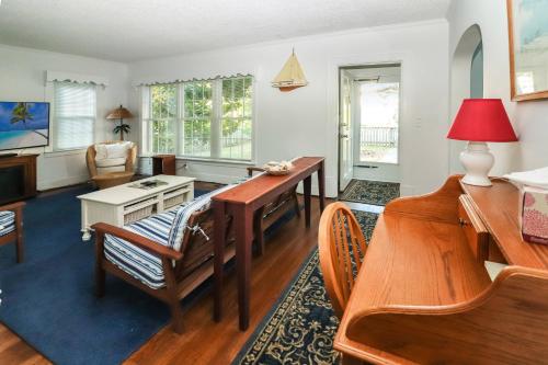 Φωτογραφία από το άλμπουμ του Sea Charm - Downtown, Screened porch! σε Chincoteague