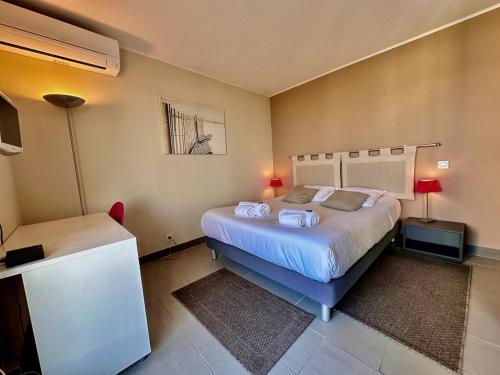 une chambre avec un lit avec deux oreillers dessus dans l'établissement PGH N9- Vue Mer, 100m de la Plage & Parking Privé, à La Grande Motte