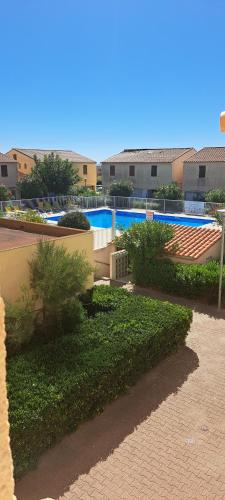 une vue d'une piscine dans un complexe hôtelier dans l'établissement Coeur du village Barcarès accès plage direct studio vue mer exceptionnelle, au Barcarès