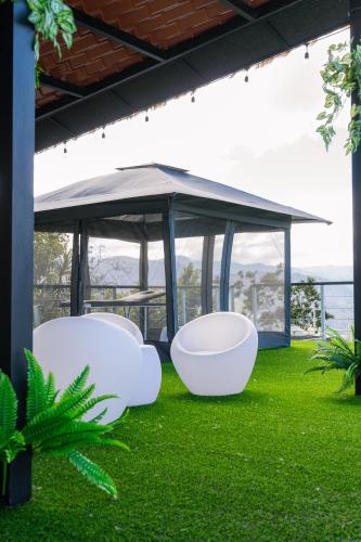 Jardín al aire libre en Glamping Renacer Vistas Turrialba, Paris