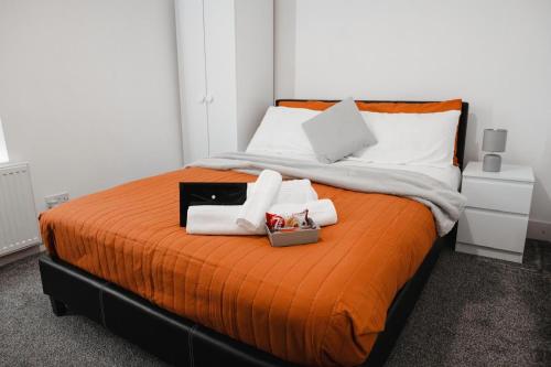 Katil atau katil-katil dalam bilik di Cosy Ensuite Bedroom I 5min walk from Bramall Lane Stadium