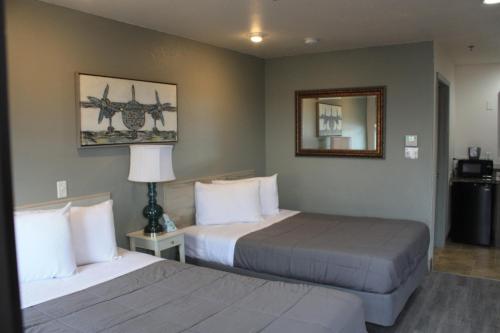 Postel nebo postele na pokoji v ubytování Price Pointe Inn