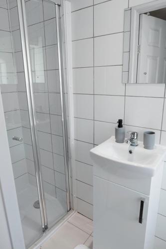 Bilik mandi di Cosy Ensuite Bedroom I 5min walk from Bramall Lane Stadium
