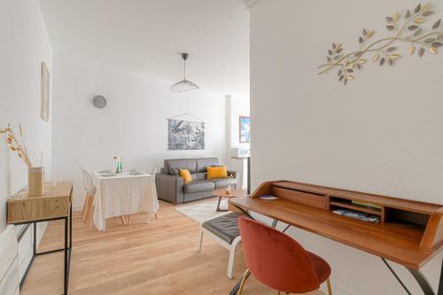 un salon avec une table et un canapé dans l'établissement Charmant et Cosy idéal déplacement pro, à Villeurbanne