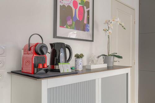 un comptoir avec une cafetière dessus dans l'établissement Cosy avec parking proche Brotteaux, à Lyon