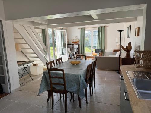une cuisine et une salle à manger avec une table et des chaises dans l'établissement ღ Maison des Dunes - 3 chambres, Jardin & Proche Plage, à Saint-Clément-des-Baleines