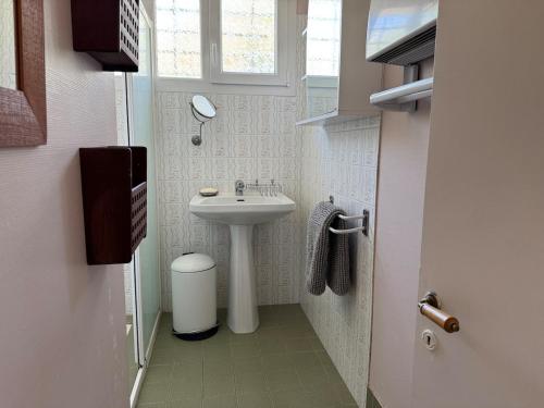 une petite salle de bain avec un lavabo et une fenêtre dans l'établissement ღ Maison des Dunes - 3 chambres, Jardin & Proche Plage, à Saint-Clément-des-Baleines