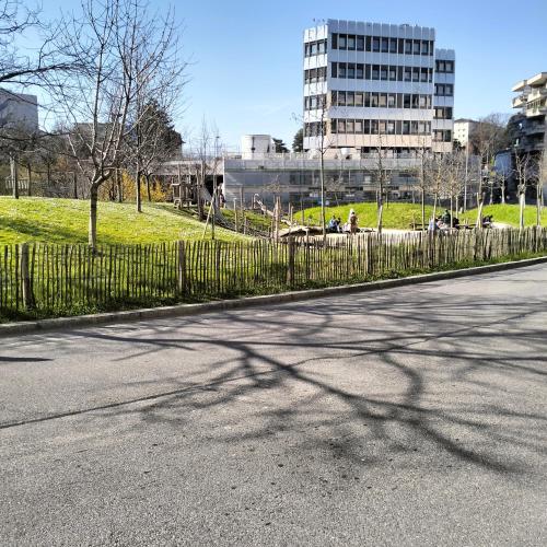 ローザンヌにあるBusiness and Jacouzzi in Lausanneの公園の隣の道路脇のフェンス
