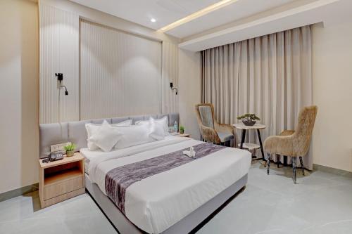 Katil atau katil-katil dalam bilik di Madhuram Business Hotel