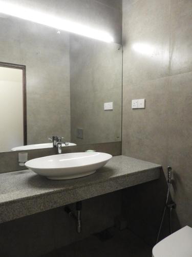 Ein Badezimmer in der Unterkunft GALAWATHTHA VILLA - Private Villa with Pool close to the Airport