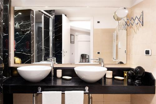 A bathroom at Lovely Colosseum loft apartment