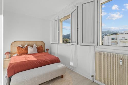 une chambre avec un lit et une fenêtre dans l'établissement Appartement à Cannes, à Cannes