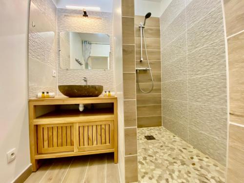 une salle de bain avec un lavabo et une douche dans l'établissement PGH N10-Terrasse, Parking Privé, 500m de la Plage, à La Grande Motte