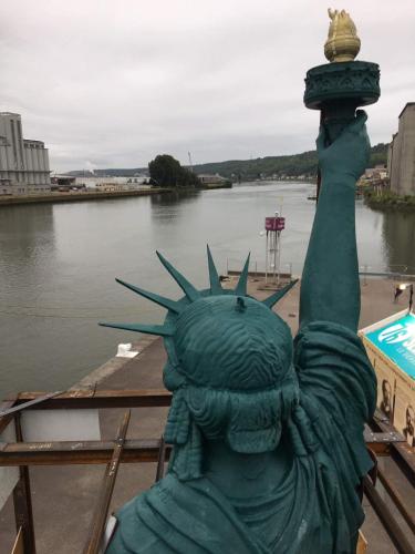 une statue de dragon vert sur le côté d'un bateau dans l'établissement Les 4 Portes, à Le Mesnillard
