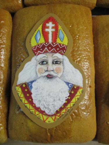 un morceau de pain avec un santa sur le morceau dans l'établissement Les 4 Portes, à Le Mesnillard