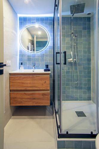 une salle de bain avec un lavabo et une douche dans l'établissement 'La Perrière' Joli T2 en duplex Clim, Wifi, à Sète