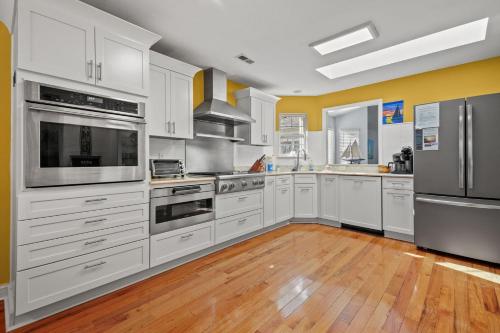 Una cocina o zona de cocina en Seas the Day at Bay Creek - Pet Friendly & Linens Included!