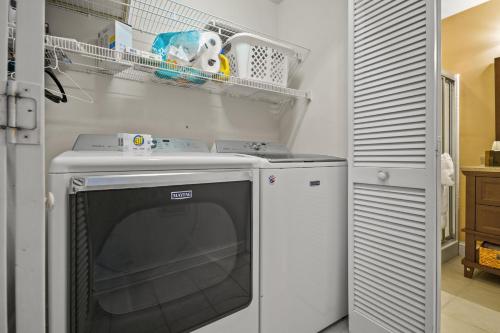Una cocina o zona de cocina en Seas the Day at Bay Creek - Pet Friendly & Linens Included!