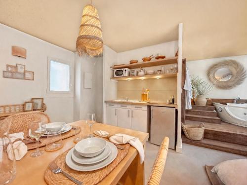 a kitchen and dining room with a table and a sink at Bali Room in Toulouse