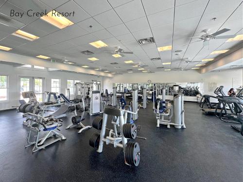 Gimnasio o instalaciones de fitness de Seas the Day at Bay Creek - Pet Friendly & Linens Included!