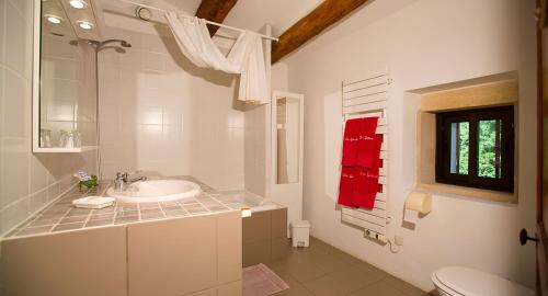 ボレーヌにあるMaison d'Hôtes Lou Genesteの白いバスルーム(洗面台、トイレ付)