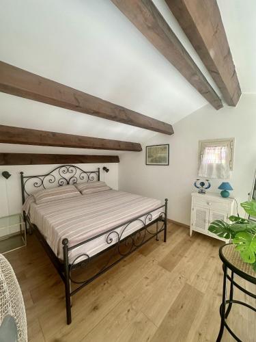 une chambre avec un lit et un parquet dans l'établissement Appartement vue mer à Ile Rousse avec parking privé, à LʼÎle-Rousse