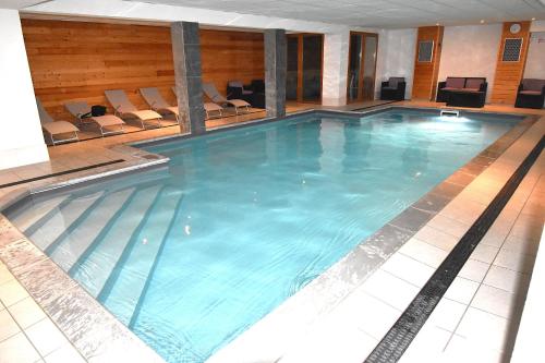 une grande piscine dans une chambre d'hôtel dans l'établissement VAUJANYLOCATIONS - Crystal407, à Vaujany