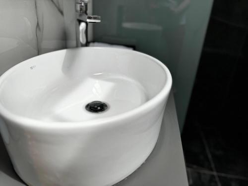 a white sink with a faucet in a bathroom at Villa Sunset Yerakini in Poligiros
