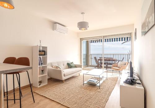 Posezení v ubytování Stunning Beachfront Apartment With Parking