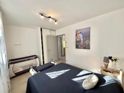 une chambre avec un lit et un tableau au mur dans l'établissement Villa Le Rotolo PORTICCIO, à Porticcio