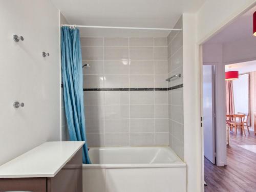 Koupelna v ubytování Confortable 2 pièces · Balcon Sud · Animaux acceptés · Parking couvert - FR-1-425-188