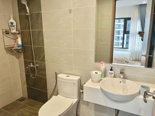 une salle de bains avec toilettes et lavabo dans l'établissement Shi House -2BR Building S901 Cozy & Comfy Stay, à Long Bình