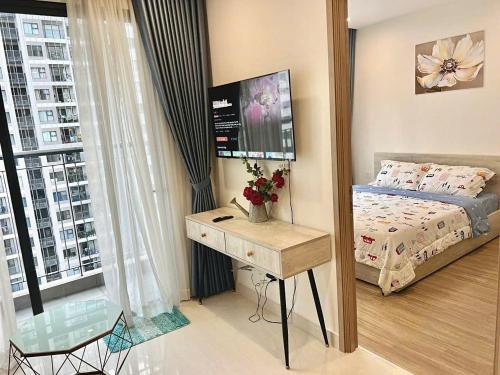 une chambre avec un lit, un bureau et une fenêtre dans l'établissement Shi House -2BR Building S901 Cozy & Comfy Stay, à Long Bình