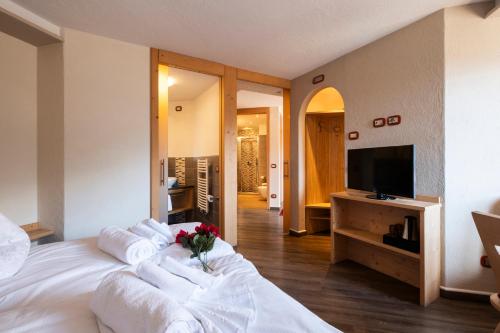 Ein Bett oder Betten in einem Zimmer der Unterkunft Berg Hotel Latemar Spitze